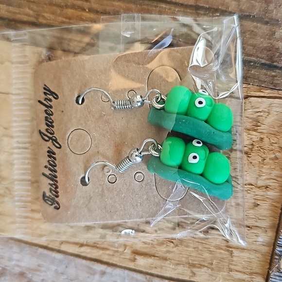 Set of 2 NEW Cute LADYBUG & SWEET PEA Earrings - Picture 2 of 3
